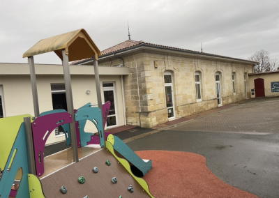 Vue de l'école Aubrac depuis la cour.