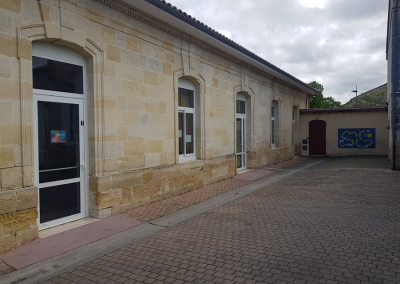Bâtiment de l'école Aubrac qui pourrait accueillir des panneaux photovoltaïques.