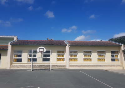 Vue de l'école Veil de Ludon-Médoc depuis la cour d'école