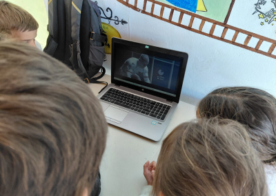 Dans le cadre d'une intervention pédagogique, des élèves regardent une courte vidéo pour travailler sur la question de la consommation d'énergie