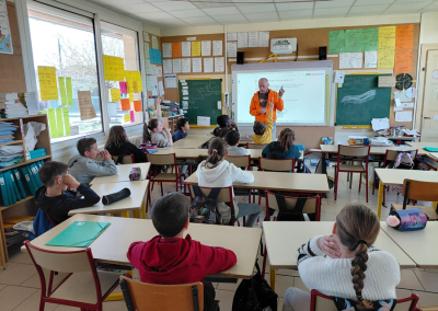 Un bénévole dans une classe lors d'une intervention pédagogique