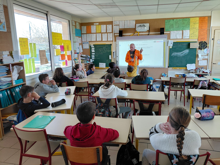 Un bénévole dans une classe lors d'une intervention pédagogique
